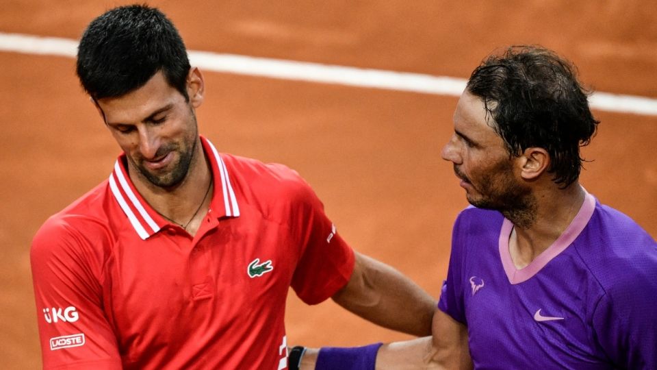 El español Rafael Nadal  saluda al serbio Novak Djokovic después de derrotarlo en la final del Abierto de Tenis Italiano Masculino en el Foro Itálico el 16 de mayo de 2021 en Roma, Italia.