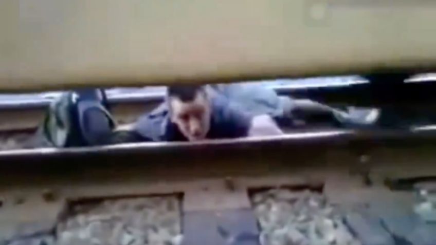 IMAGENES FUERTES: Hombre atrapado debajo de un tren en movimiento escapa de entre los rieles