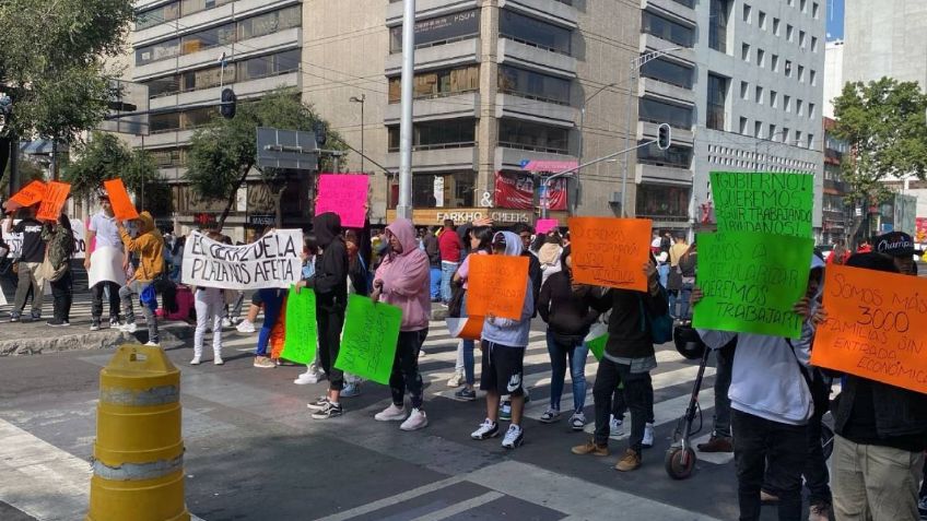 VIDEO: comerciantes de plaza Izazaga 89 bloquean avenida 20 de Noviembre