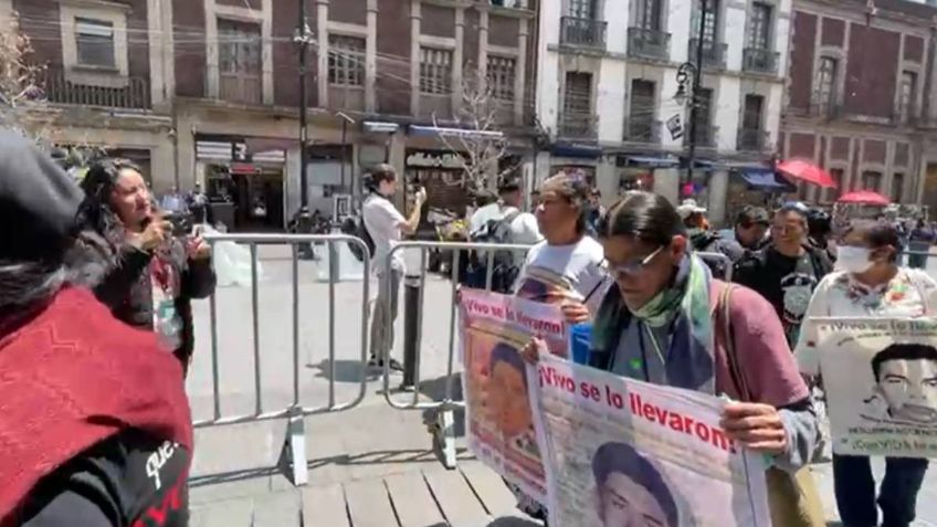 VIDEO: padres de los 43 normalistas de Ayotzinapa se reúnen con AMLO en Palacio Nacional