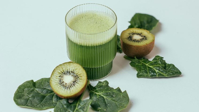 Dile adiós al estreñimiento con este batido de kiwi con ciruelas, estará listo en 10 min