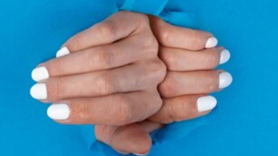 Cómo es el truco que usan las mujeres con manos pequeñas para hacer que sus uñas luzcan más largas. Fuente: Freepik