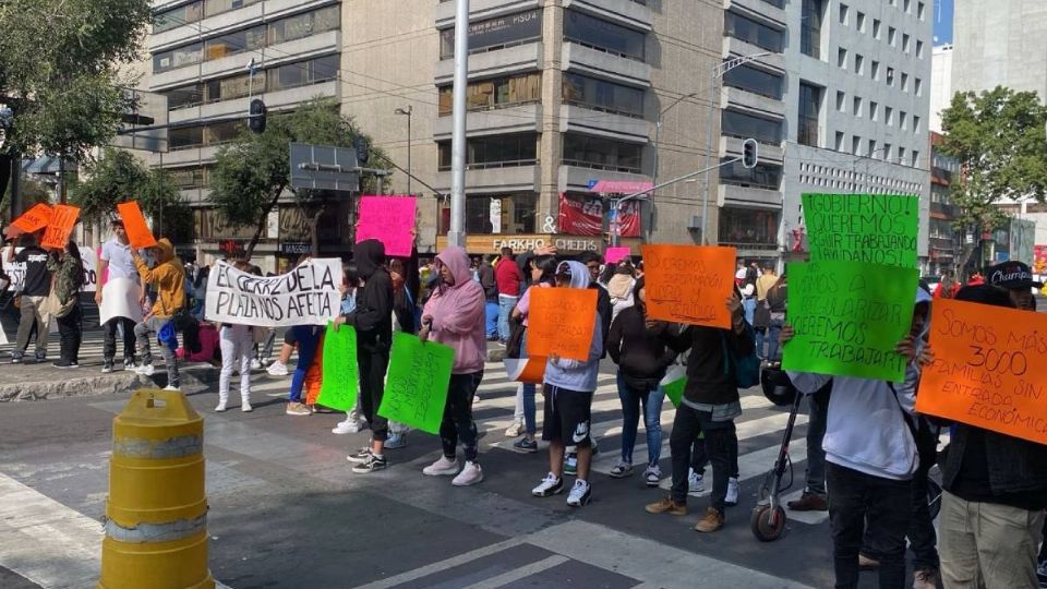 Comerciantes bloquean avenida 20 de Noviembre