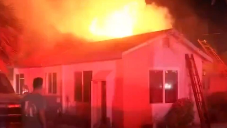 Un voraz incendio consumió una casa en el distrito de Tarzana, Estados Unidos. 