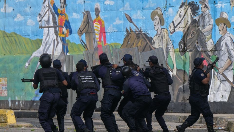 Elementos policiacos contienen las protestas en Caracas, este lunes 29 de julio.