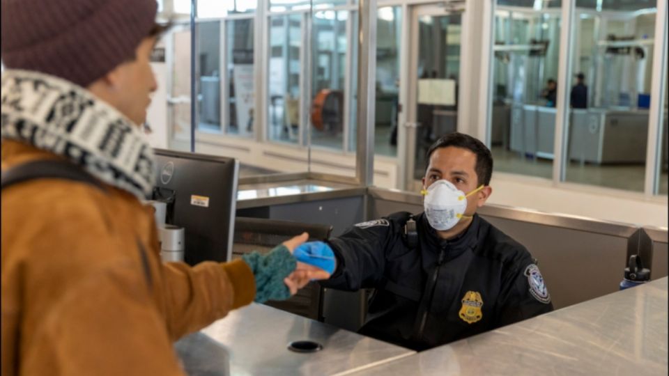 Un agente fronterizo deberá registrar los detalles de tu visita y verificar los anteriores.