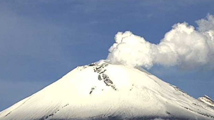 Popocatépetl sorprende al amanecer vestido de blanco