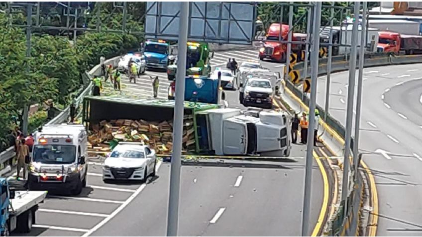 Accidente en Cuernavaca: tráiler vuelca en el Paso Exprés y provoca largas filas de automóviles