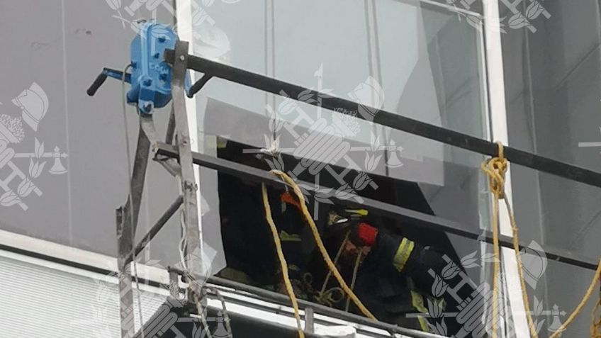 Andamio se atora en cuarto piso de edificio en Insurgentes con tres trabajadores; así los rescataron