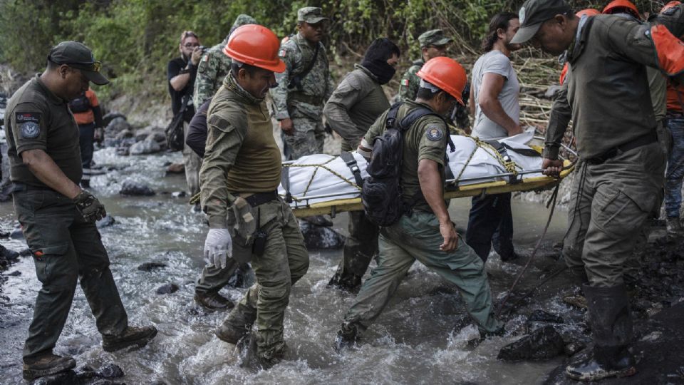 Rescatistas recuperaron el cuerpo del uniformado en Veracruz.