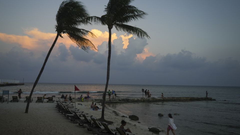 Aunque aún están en calma, las costas mexicanas se preparan ya para el paso de Beryl, que este miércoles pasó cerca de Jamaica.