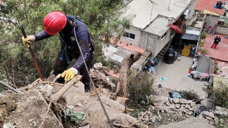 Expertos de Protección Civil laboran en el retiro de las rocas.