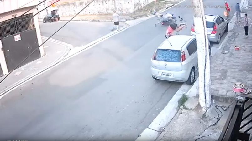 Los jóvenes grabaron su propio accidente cuando circulaban a bordo de una motocicleta.