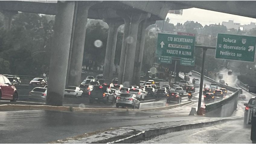 Lluvias CDMX: vuelca auto en Anillo Periférico y desquicia el tráfico