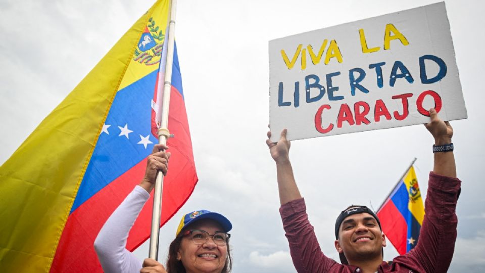 Un venezolano se manifiesta en Orlando, Florida, con un cartel que hace referencia a la famosa frase del presidente argentino, Javier Milei.