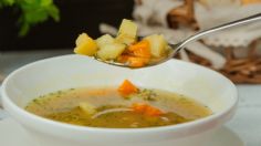 El caldo de verduras desintoxicante y quema grasa para bajar de peso rápido: receta completa