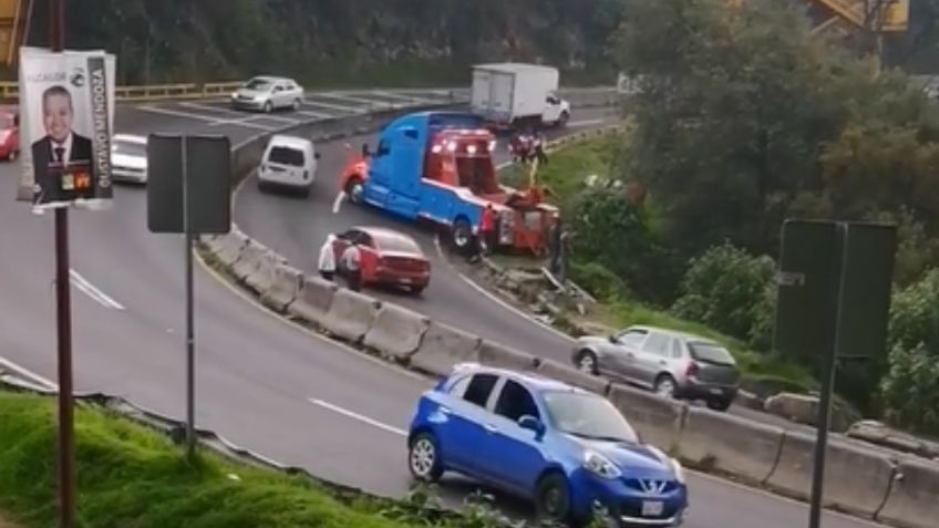 Camioneta pierde el control y cae a barranco en la carretera México-Toluca