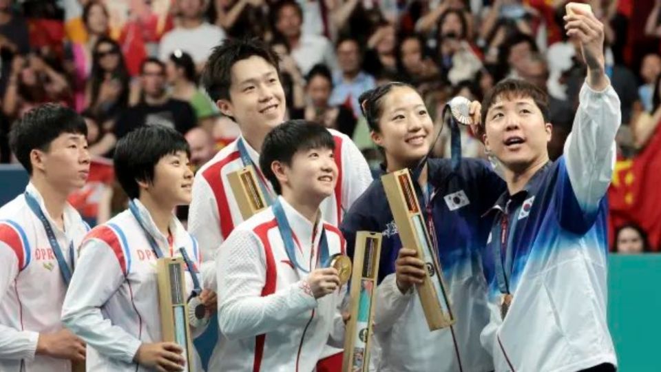 Los jugadores de tenis de mesa de Corea del Norte y Corea del Sur se tomaron una selfie tras recibir sus medallas en Paris 2024