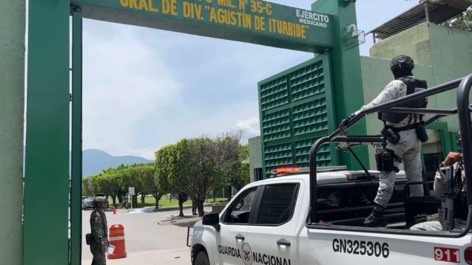 Acudieron a la base militar los familiares de los 43 normalistas