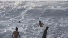 VIDEO: el heroico momento en que un surfista salva a una mujer de ser devorada por el mar de Hawái