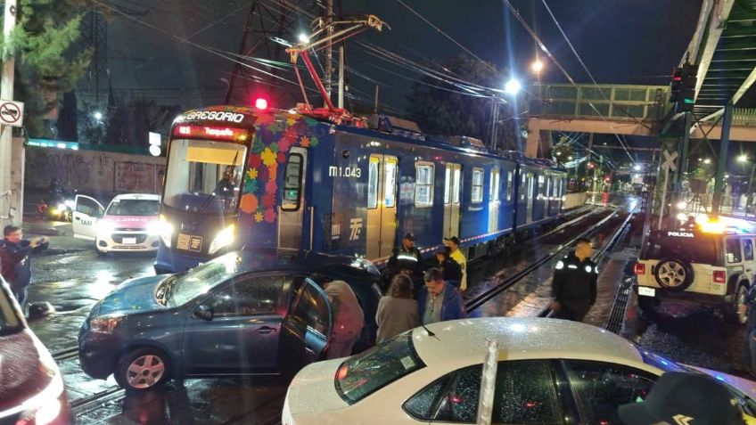 Choca automóvil con unidad del Tren Ligero en La Noria