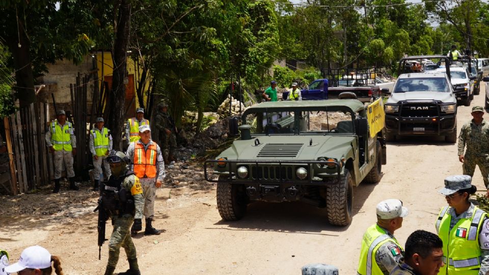 Elementos del Ejército patrullan las calles de Tulum, previo al ingreso del sistema ciclónico.