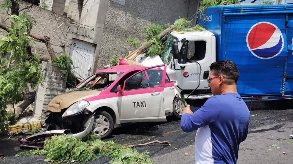 Camión pierde el control y embiste dos autos