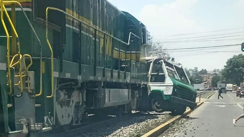 Momento exacto en que tren arrolla a microbús, hay cuatro lesionados: VIDEO