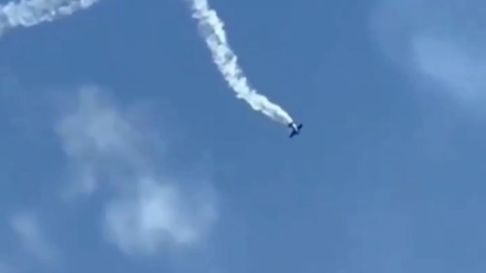 Avioneta va en picada hacia un lago