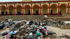 Recolectores arrojan basura frente al palacio municipal de Unión Hidalgo, Oaxaca