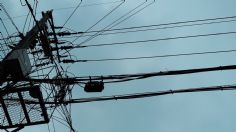 Hombre se electrocuta con cables de luz y queda colgando de un poste eléctrico