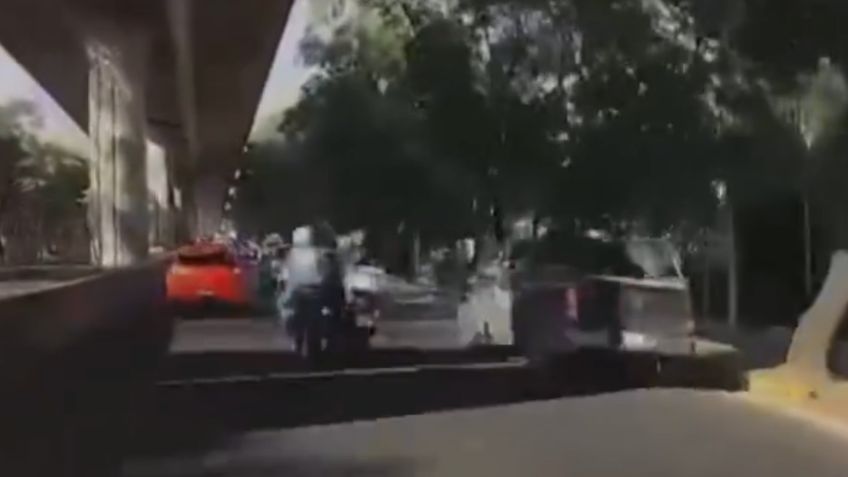 IMÁGENES FUERTES: bikers chocan y tumban de una moto a pareja sobre Viaducto Tlalpan; se dan a la fuga