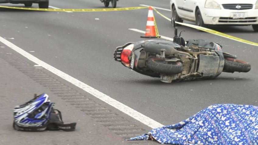 Motociclista ignora el semáforo y arrolla a 2 peatones en Eje 5 Sur | VIDEO