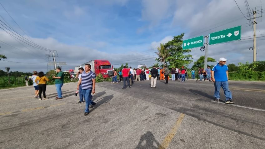 Bloquean carretera federal Villahermosa- Centla por falta de electricidad