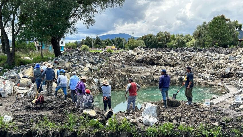 Recuperan más de 400 litros de agua por segundo con la limpieza de manantiales en Pátzcuaro