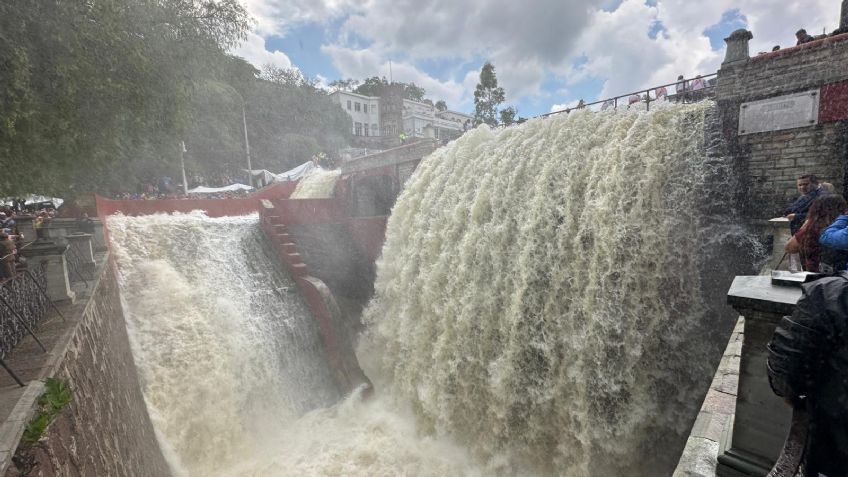 Con impresionante cascada realizan tradicional apertura de la Presa de la Olla en Guanajuato