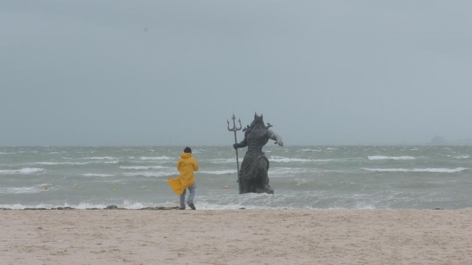 Piden retirar estatua de Poseidon