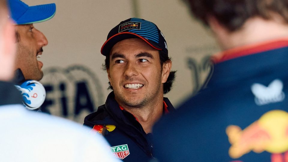 Sergio 'Checo' Pérez conversa con su equipo de escudería, Daniel Ricciardo.