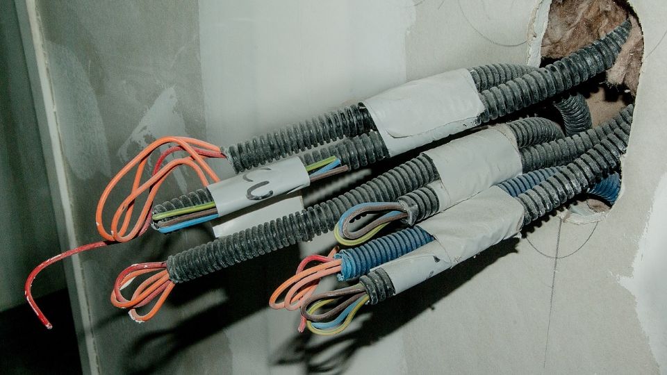 El menor tocó unos cables y se electrocutó.