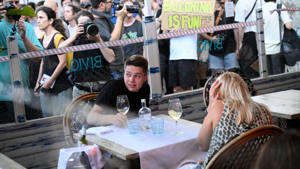 Turistas en Barcelona se encuentran con manifestantes.