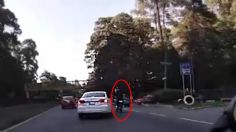 IMÁGENES FUERTES: automovilista embiste con alevosía y ventaja a motociclista en la México-Toluca