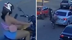 Motociclista se estrella en contra de un auto por mirar su celular mientras conducía: VIDEO