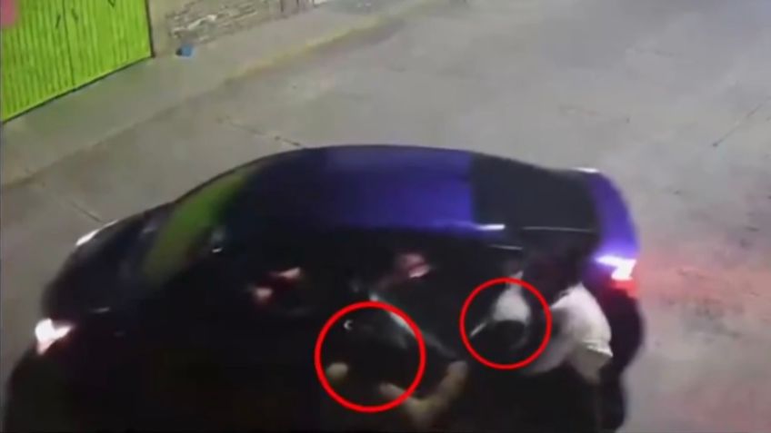 VIDEO: momento exacto en el que ladrones se llevaron el auto de una mujer mientras llegaba a su casa en Chimalhuacán