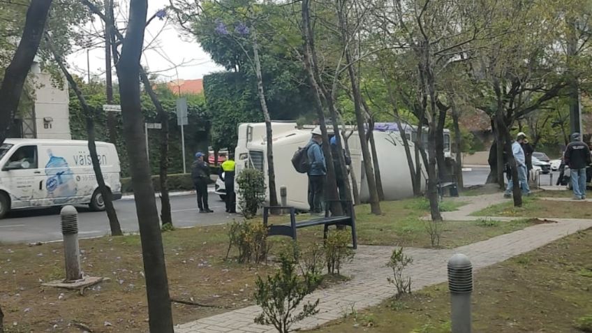 Aparatosa volcadura: revolvedora de concreto se accidenta y derrama su contenido en Bosques de las Lomas