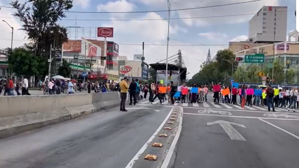 Comerciantes bloquean Insurgentes