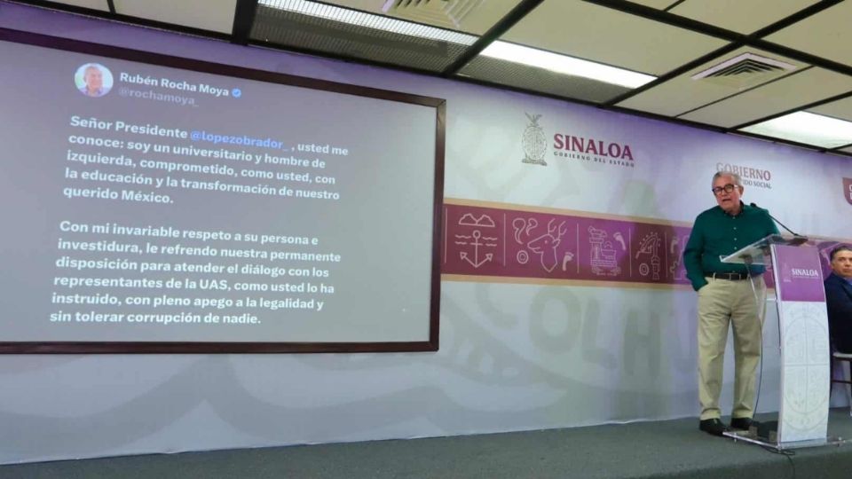 El gobernador Rubén Rocha Moya ofrece una conferencia en la que muestra su disposición a dialogar con autoridades de la Universidad Autónoma de Sinaloa