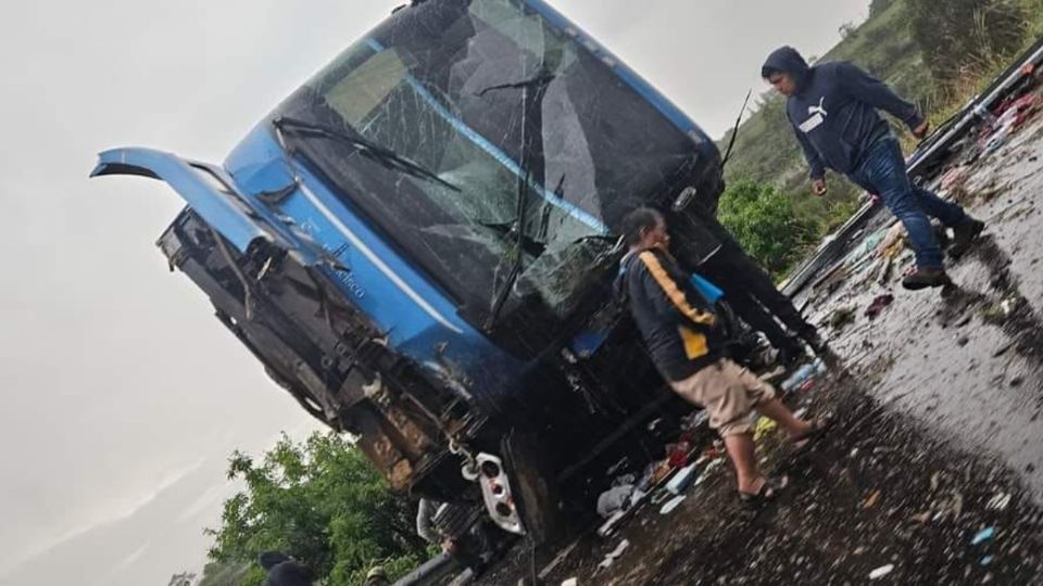 El camión quedó de lado tras el impacto