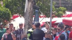 Tianguistas intentan linchar a presunto ladrón de baterías en Coyoacán; lo tenían colgado de cabeza