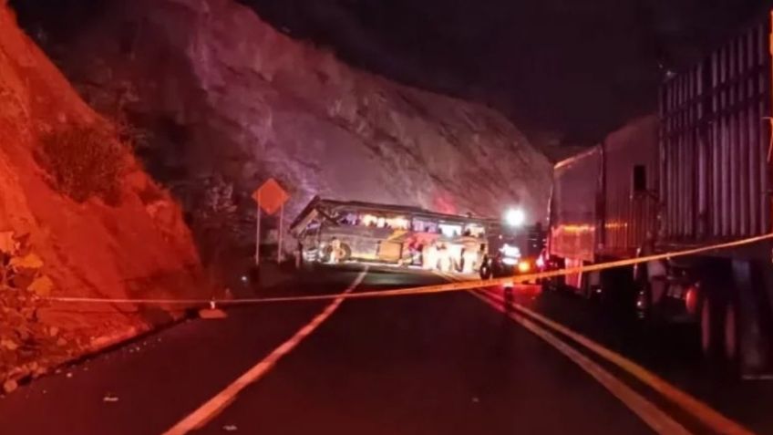 Confirman autoridades 4 muertos en volcadura de autobús en la carretera Oaxaca- Cuacnopala