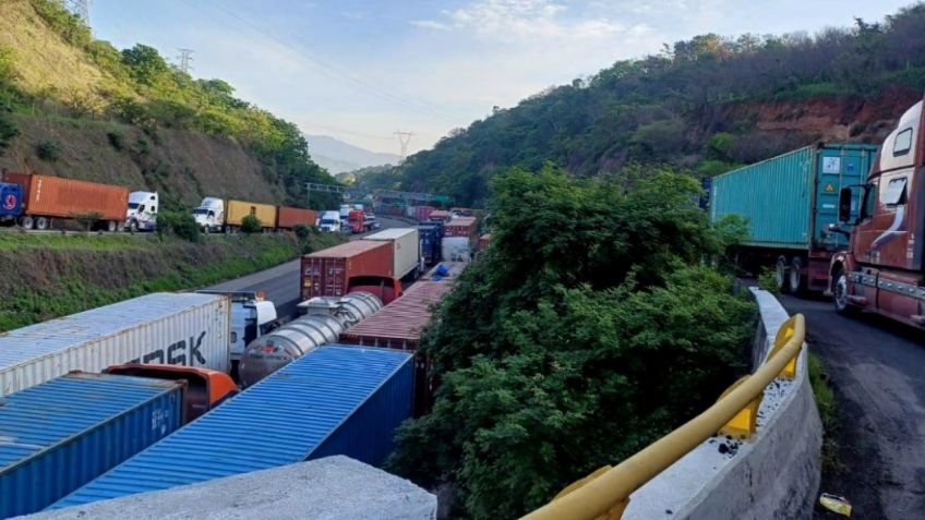 Colapsa Puerto de Manzanillo: falla en la aduana deja largas filas de transportistas, hay un conductor muerto